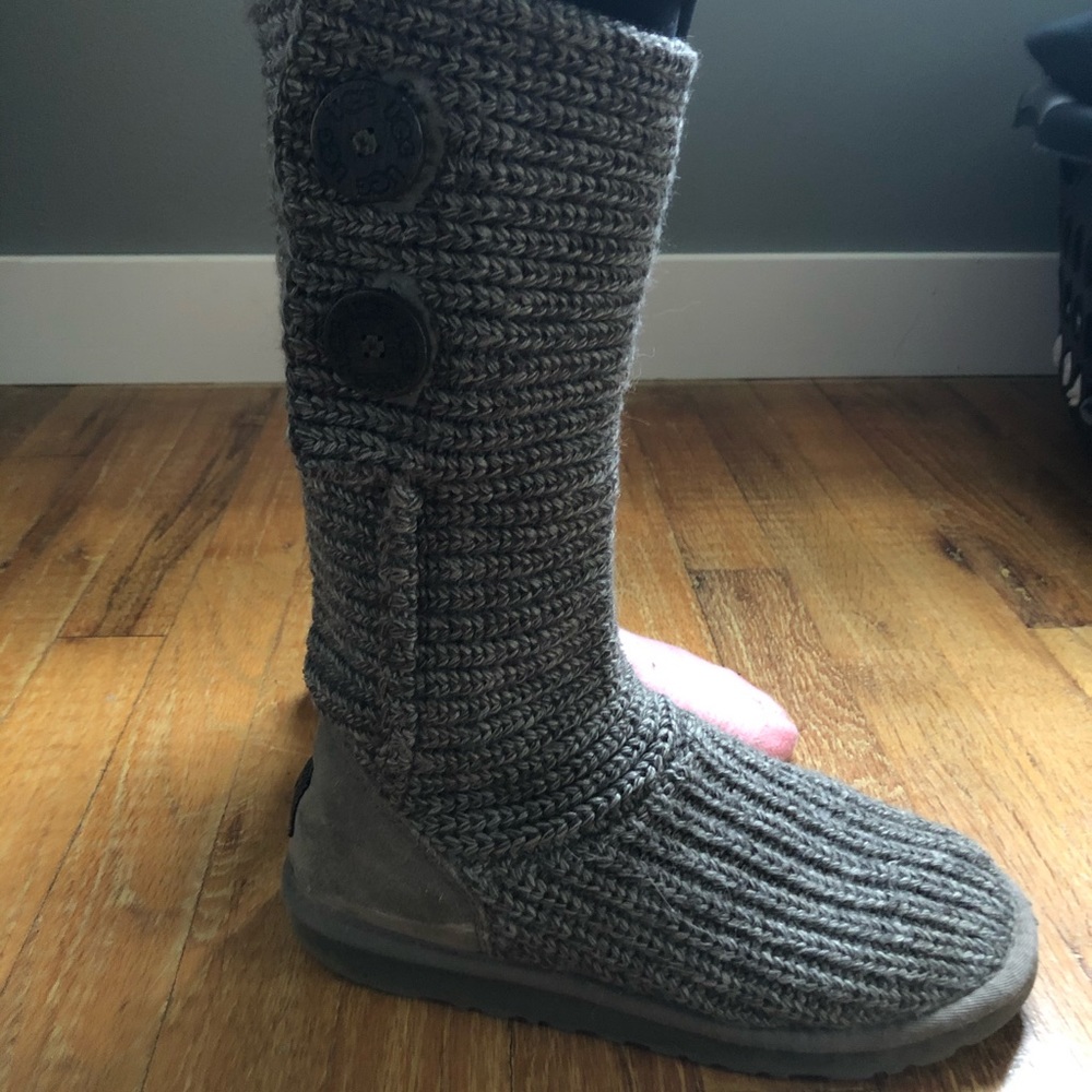 Grey sweater UGG boots.